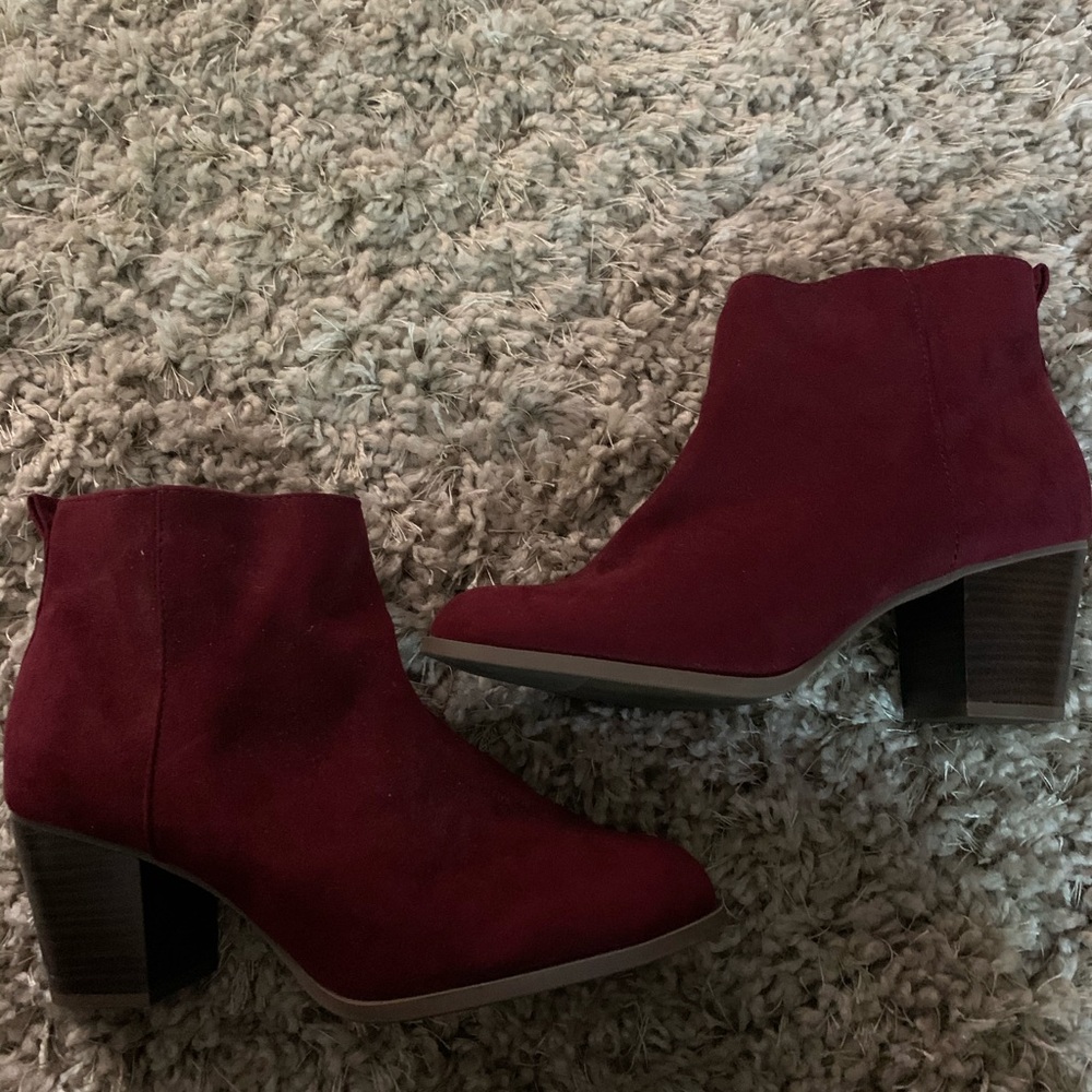 Cute maroon booties